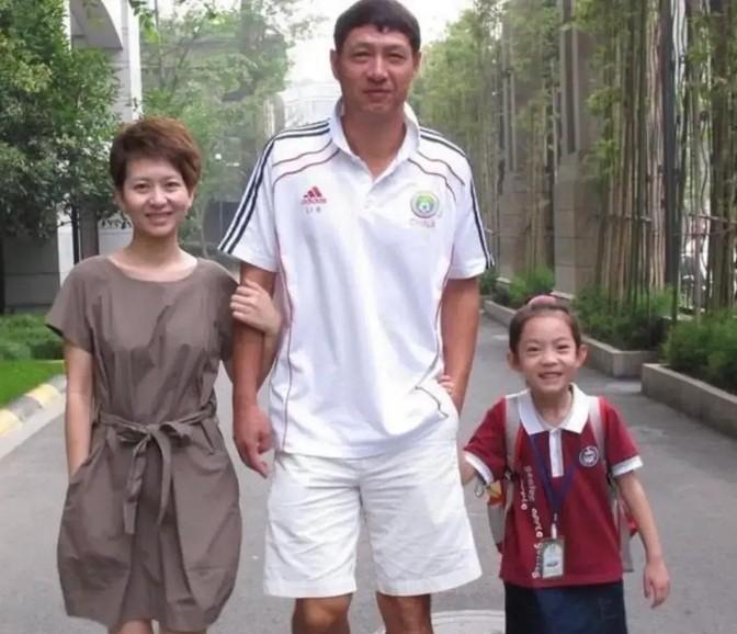 2001年，国足黎兵与妻子离婚，净身出户，转身娶了歌手甘萍。外界传言：甘萍插足“