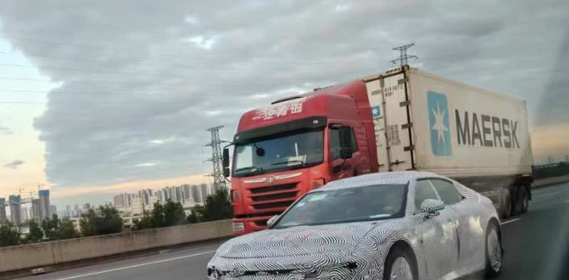 小鹏这段时间真的是一直都在憋活儿啊，最近我看又有网友拍到了全新P7的测试车谍照。