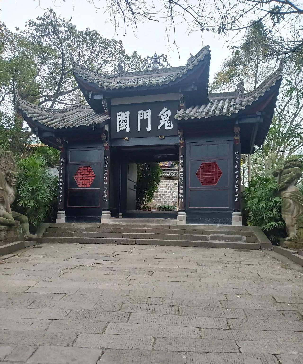 试问阁下，你敢走这个门吗？
是什么样的人，敢走这个门？作为一个南方人，虽然不说相