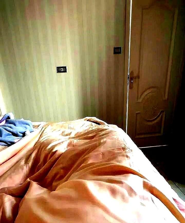 我家隔壁住了一对情侣，之前每天晚上动静都挺大的，声音特别明显。
最近发现办公室画