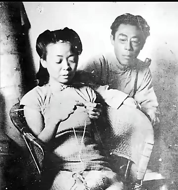 1922年，闻一多在父母强行施压下，迎娶了从未谋面的远房表妹高孝贞。洞房之夜，闻