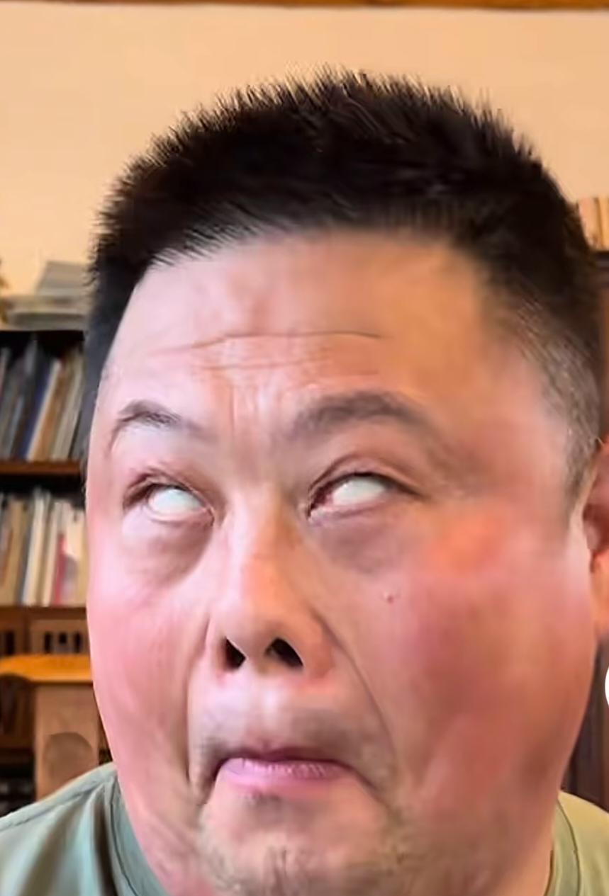 九里山人唱二人转《王二姐思夫》，嗓子确实不错，可是味儿完全不对，唱《王二姐思夫》