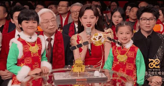 原来春晚上这个频繁点头的小女孩是刘亦菲和林更新剧中的女儿[机智]
这是玫瑰的女儿
