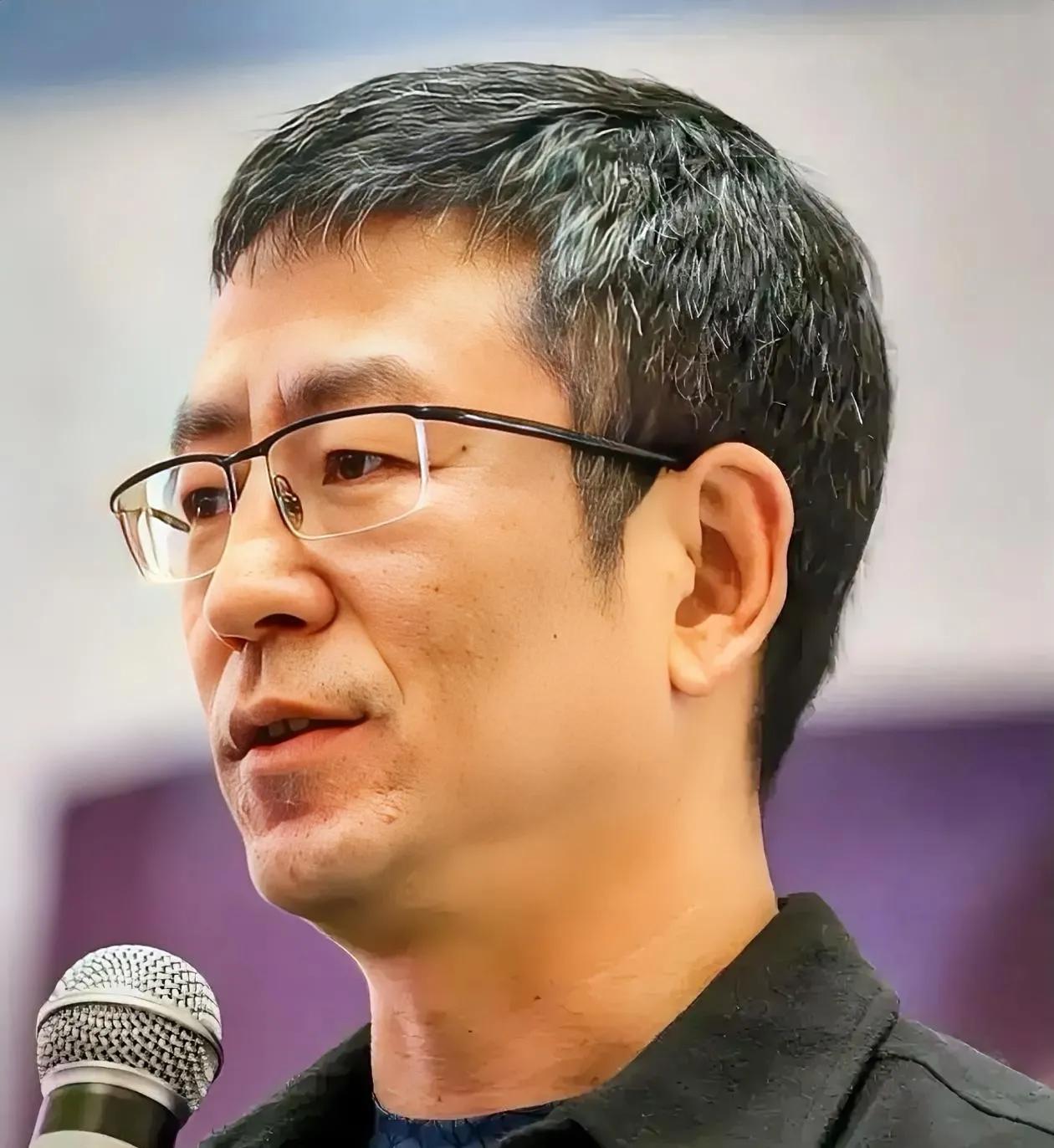 白岩松写给普通家庭孩子的五句话，点醒了无数人：
       第一句话：不读书，