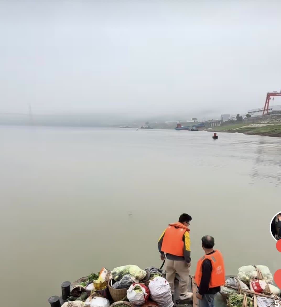 刷到一条很火的视频，禁不住潸然泪下：

重庆忠县“渝忠客2180”船，守护最