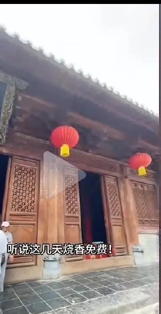 有人去少林寺了。
门票取消了，去的人很多，停车场都停满了车。
烧香不要钱了，功德