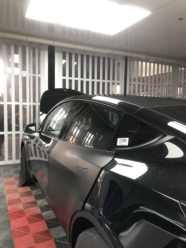 特斯拉Y1月30号提的
刚提两天 牌子还没来及上刚准备贴车衣 ，瞬间两天多花80