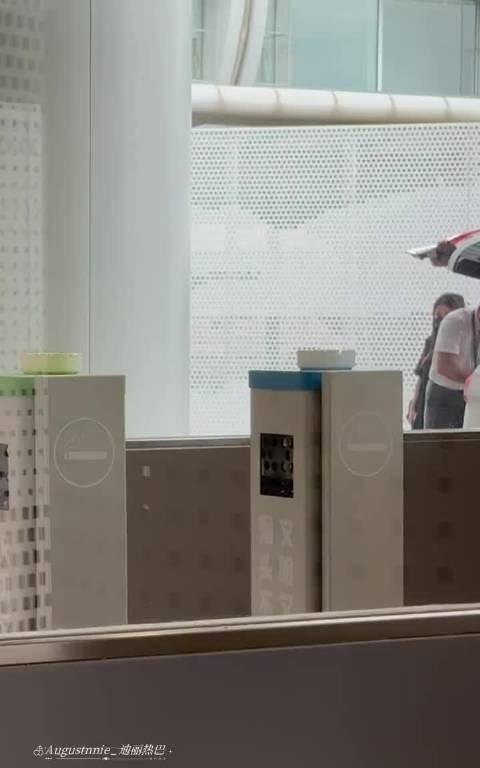 8.23一大早，迪丽热巴就出发北京了，黄色外套着热巴又美又有礼貌。
