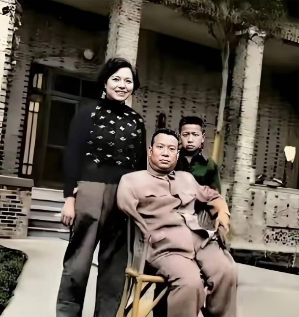 贺炳炎将军和新婚妻子洞房之夜，却不愿把衣服脱掉！新婚妻子很是委屈，哭着说：“你要