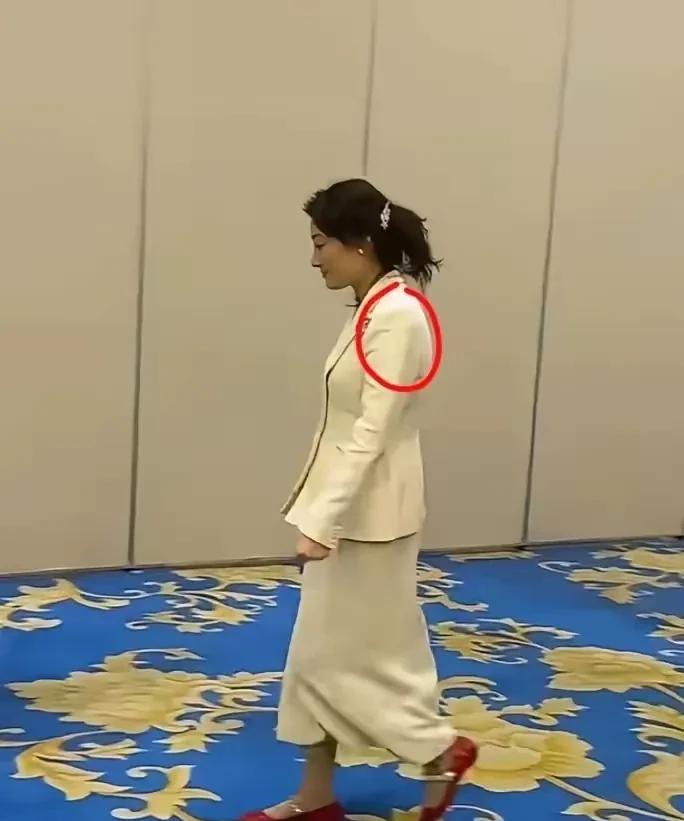 宗馥莉哪里都很好，
但她有个缺点可能永远也改不了了，
那就是她走路习惯性驼背。