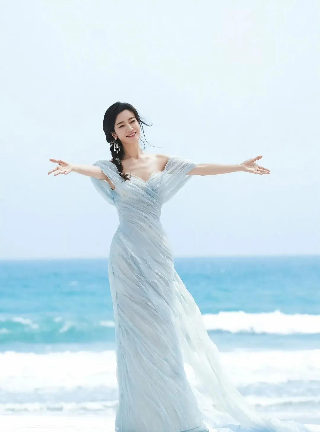 李晟之所以这么多人喜欢
不是没有原因的
在浪姐里虽然镜头少，但她一直在线下不停练