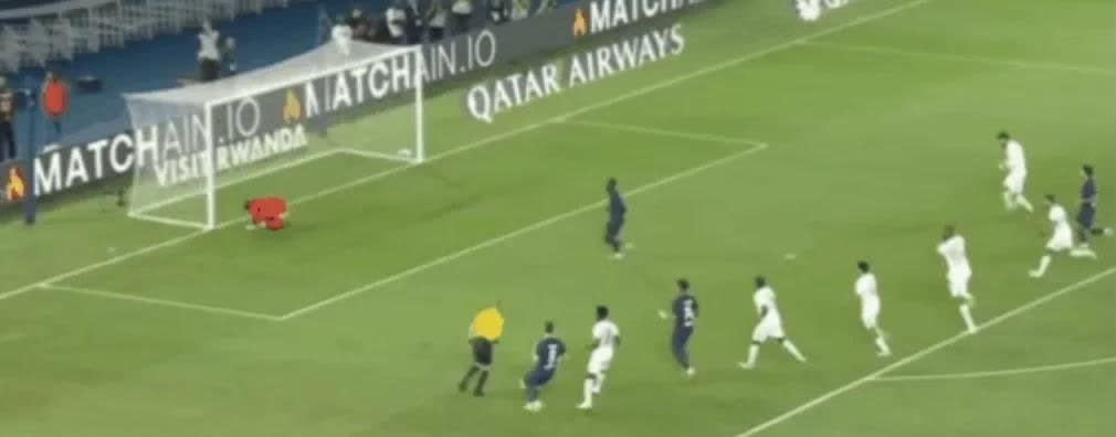 巴黎圣日耳曼1-0胜昂热，场上三大迷惑无法理解！
1、主裁判仅仅执行了22分钟