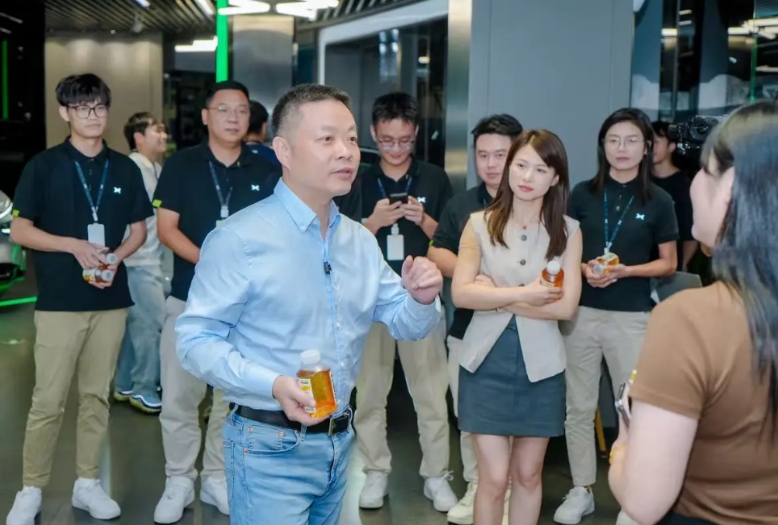 8月25日晚，何小鹏在彩排完全新P7发布会后，探班试驾给大家送大麦茶。（寓意“大
