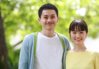 河南许昌，妻子精神病发作，拿着一把水果刀把丈夫头部划伤，又把他从院子里赶到屋内。