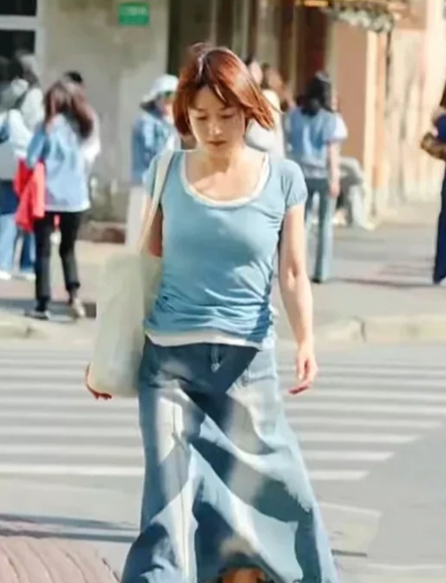 近日，马伊琍现身上海街头，拍网友热议，一身浅蓝色上衣，女仔裙，小白鞋的马伊琍背着