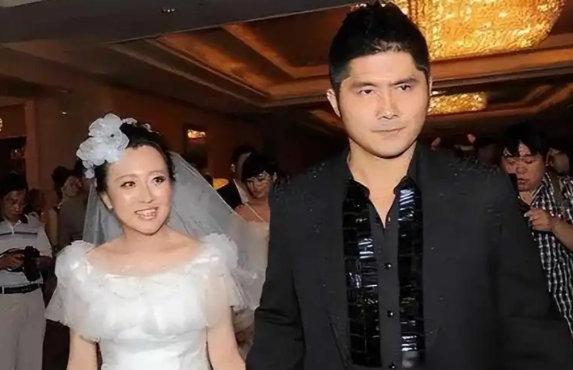 2012年，身价10亿的总裁石磊，送了一辆3000万的法拉利来追求潘长江之女潘阳