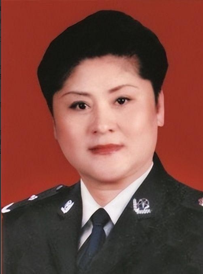 1988年，郑州火车站一姑娘被两名大汉强行塞入出租车内，就在车子一个急刹车时，姑