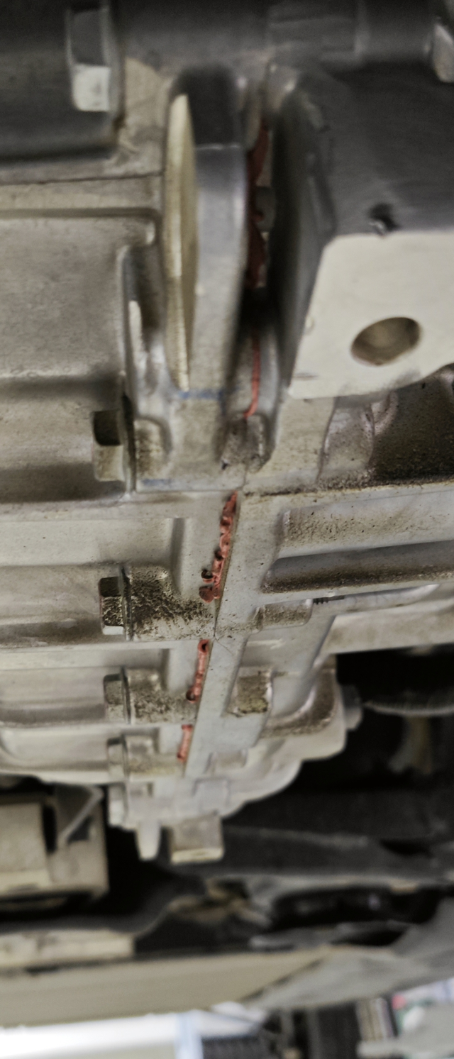 像这种程度的渗油需要更换变速箱吗？
我的宋plusdmi，去保养的时候发现有渗油