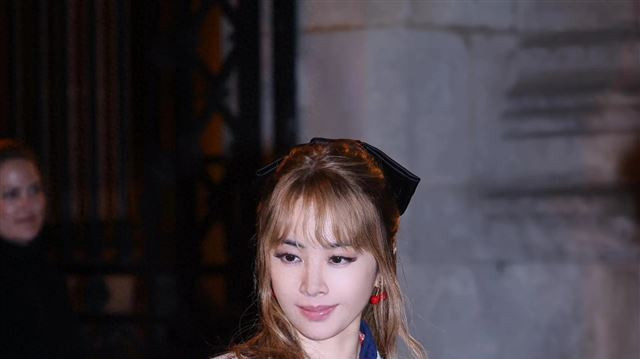 蔡依林出发华伦天奴晚宴，穿着清新脱俗，45岁仍美得让人移不开眼