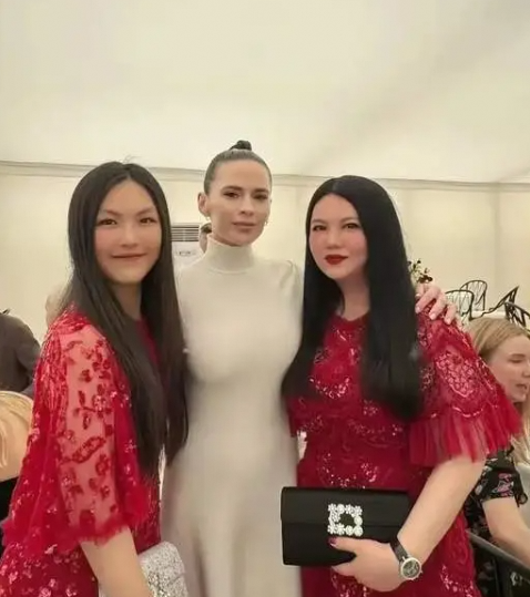 王诗龄在英皇室马球赛展现自信，李湘富养女方式再引热议