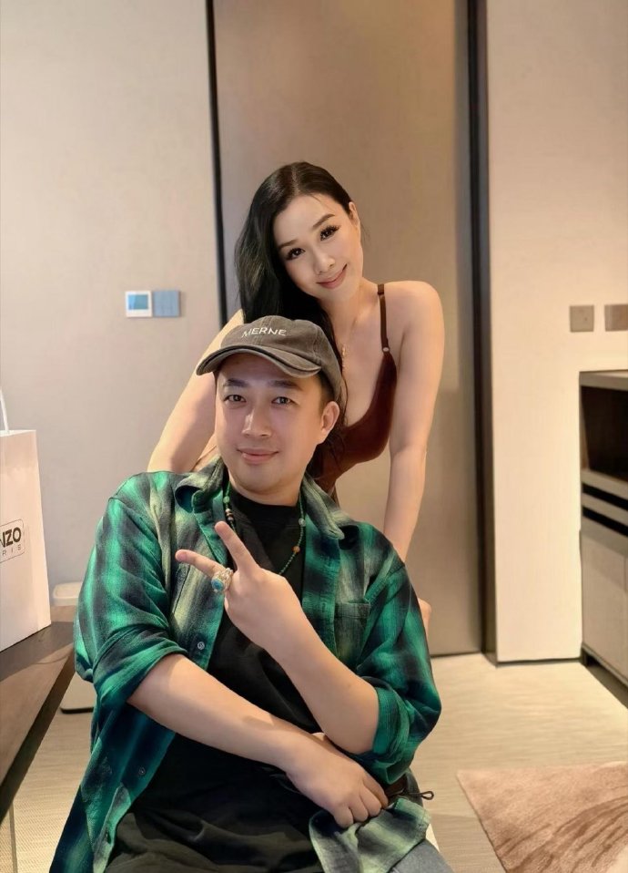 感觉合影大家知道他脸小五官好看且头身比好 合影的时候挨得近的默契的选择托腮捂脸颊