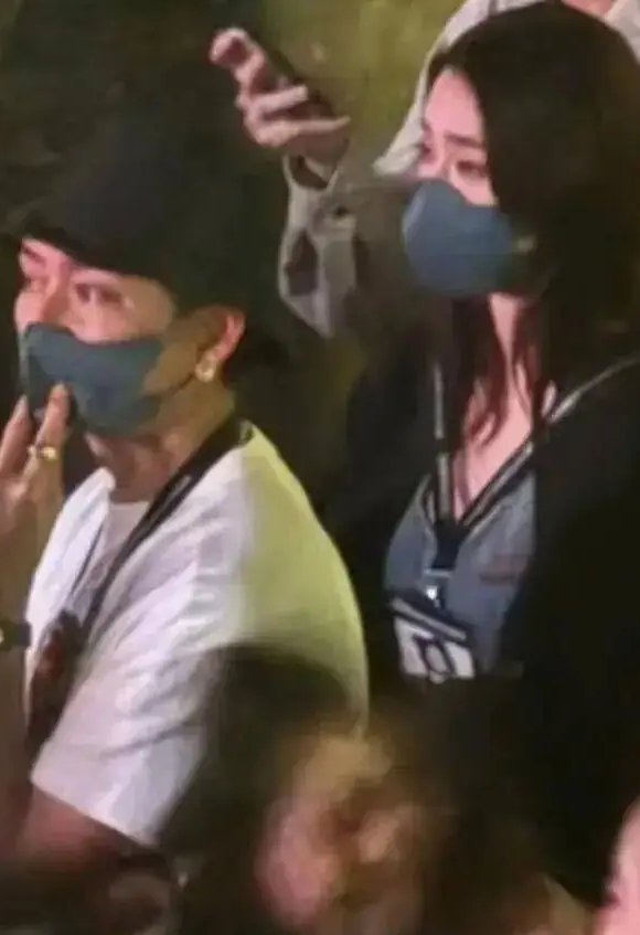 近日，据港媒报道，黄宗泽被拍到与女子一同看权志龙演唱会，疑似新恋情曝光。随后接受