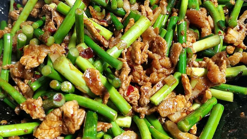 蒜苔炒肉（脆嫩鲜香，春季时令）