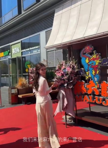 马筱梅悉心介绍汪小菲新店菜品，观看人数破百万，小梅不是躺平在家里珠光宝气保姆伺候