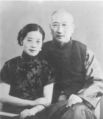 1935年，在闺蜜的撮合下，37岁的大学女教授，同意嫁给她66岁的闺蜜的父亲。