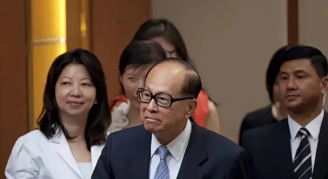 祖国帮李嘉诚擒获绑架其大儿子的悍匪，他却把43个港口卖给美国！
 
1996 年