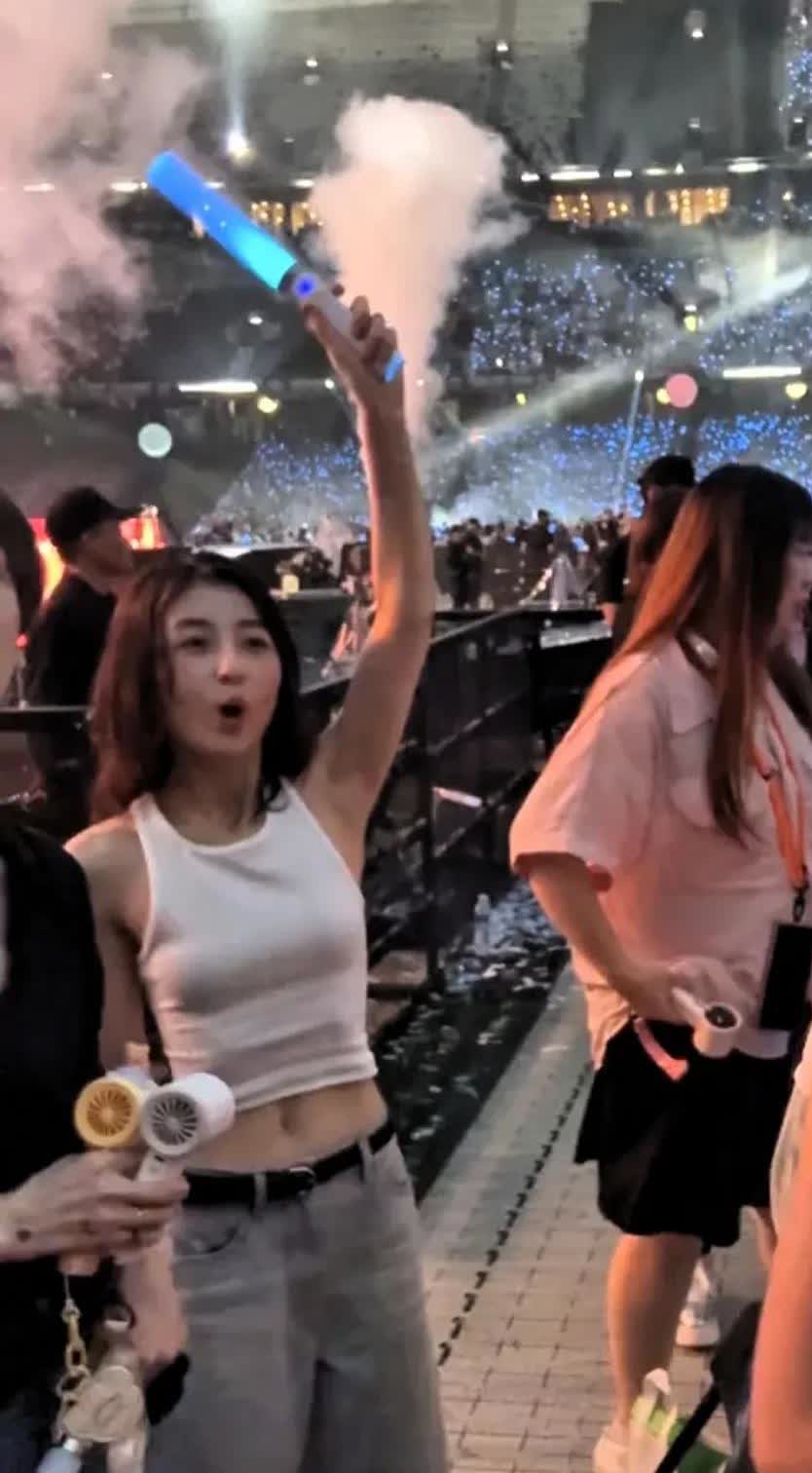 张子枫真的是一个简单的女孩子！头一次见到子枫去看演唱会这么快乐！这么嗨的状态！看
