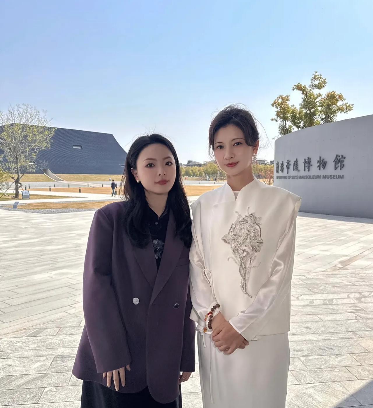 大家都是拿显微镜看明星的吗？这组照片大家的注意点居然是眉姐姐的手一看就是干活的，