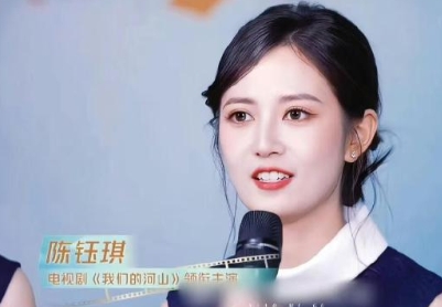 不是姐，这可是央视镜头啊！！陈钰琪真的好美啊，这妆造很端庄大方了，还有她的发量好