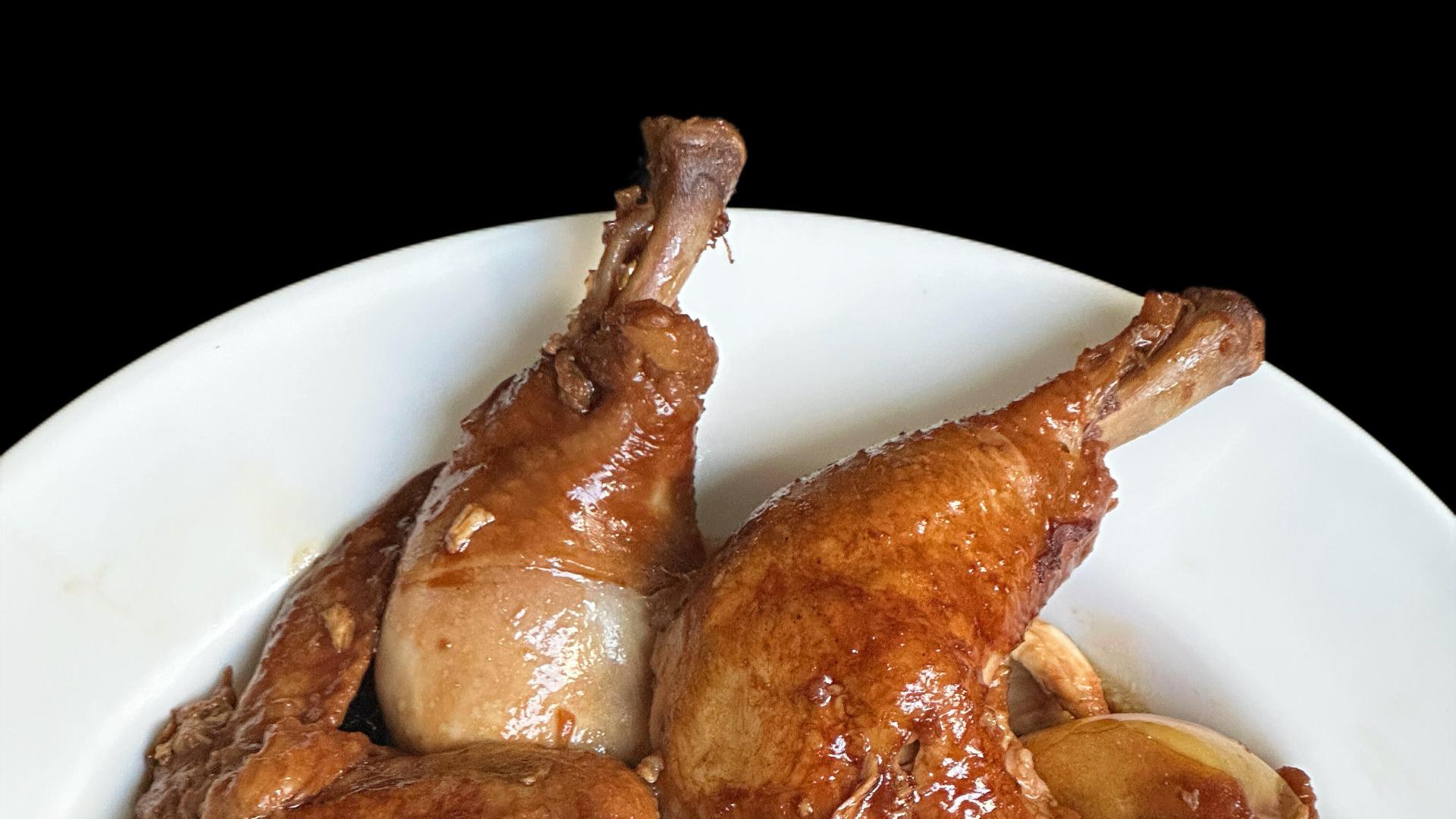 揭秘电饭煲苹果黄油焖鸡做法秘籍，超级简单做法，小白也能秒变大厨，鲜嫩多汁！