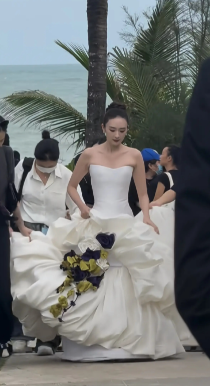 都是假发片吧，童瑶头发特别少。不明白搞这么多大裙子有多美，无法想象这个腰，感觉撑