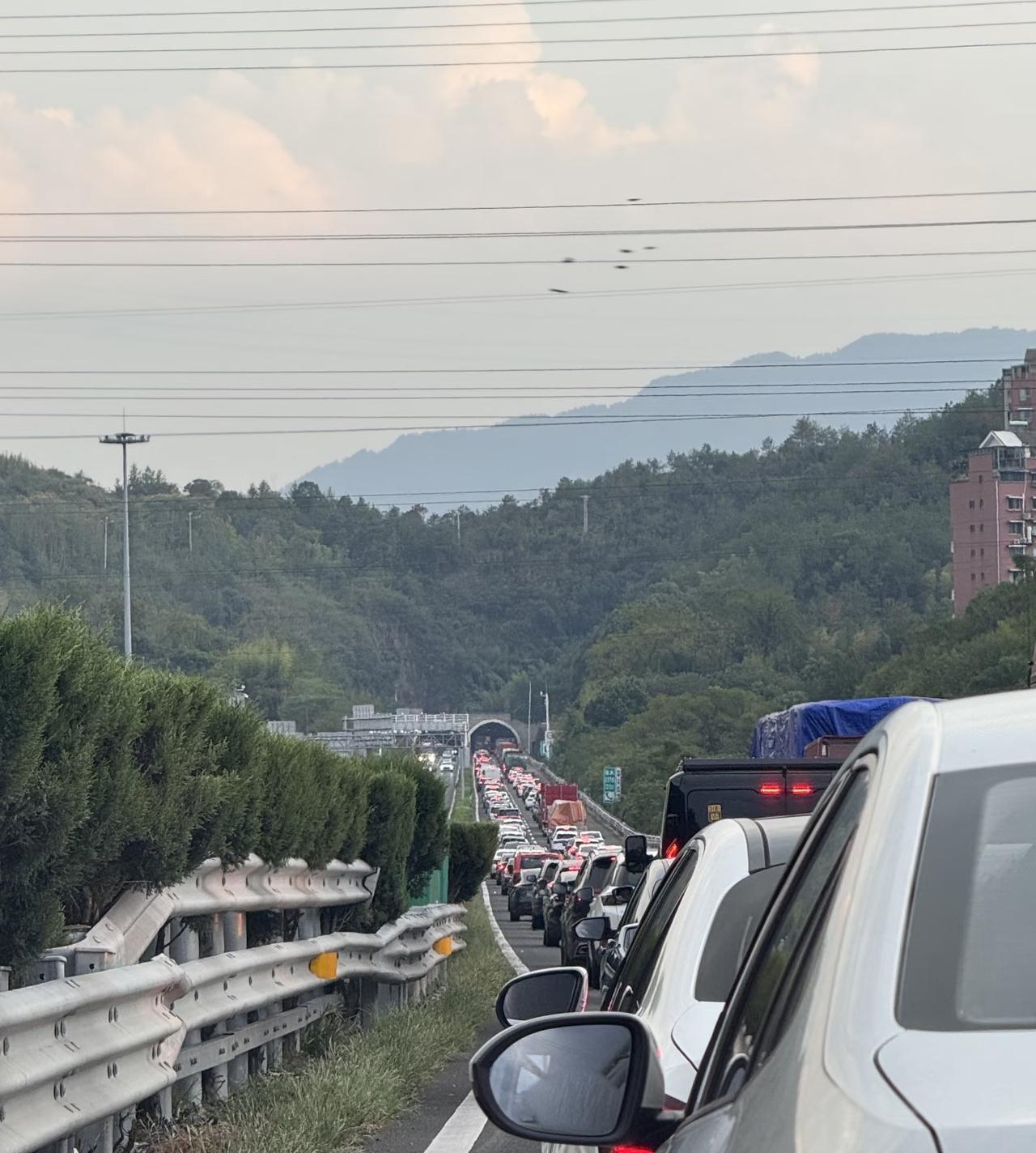 这种情况下，电车真的无解，
心里慌得一批！[泪奔][笑哭]