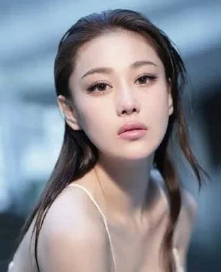 张馨予穿蕾丝边吊带裙，姿态勾人，皮肤像剥壳蛋，身材直接把镜头都“挤”变形，美到开