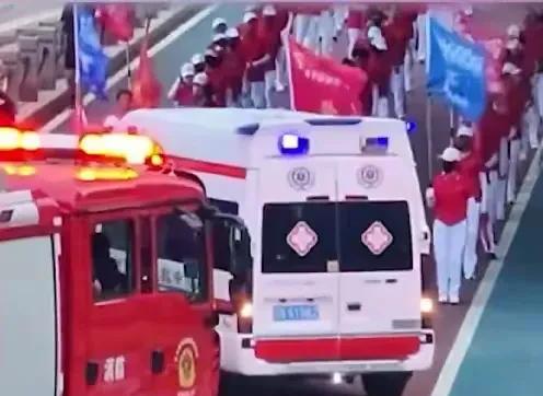 消防车和救护车没拉警报，就可以不让路吗？
事发辽宁朝阳大凌河景区，当时，一群身着