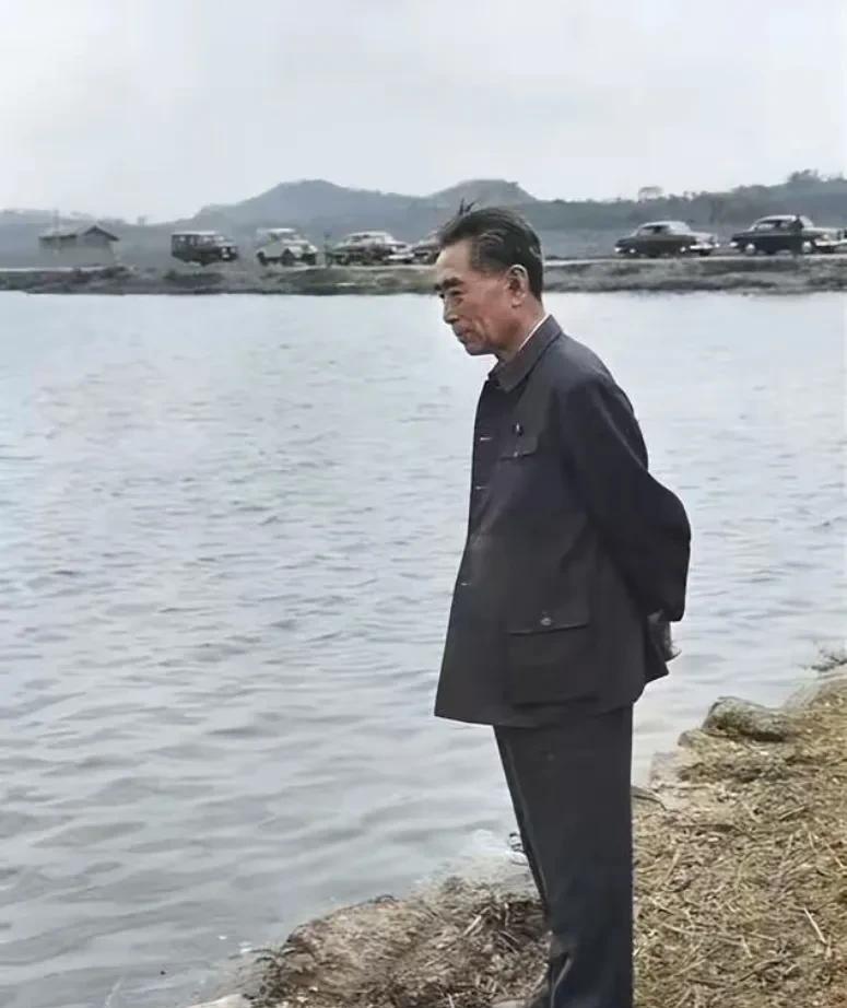 周总理站在伊水河边，他显得很憔悴，衣服也大了一圈。
他站在伊水边那会儿，风从龙门