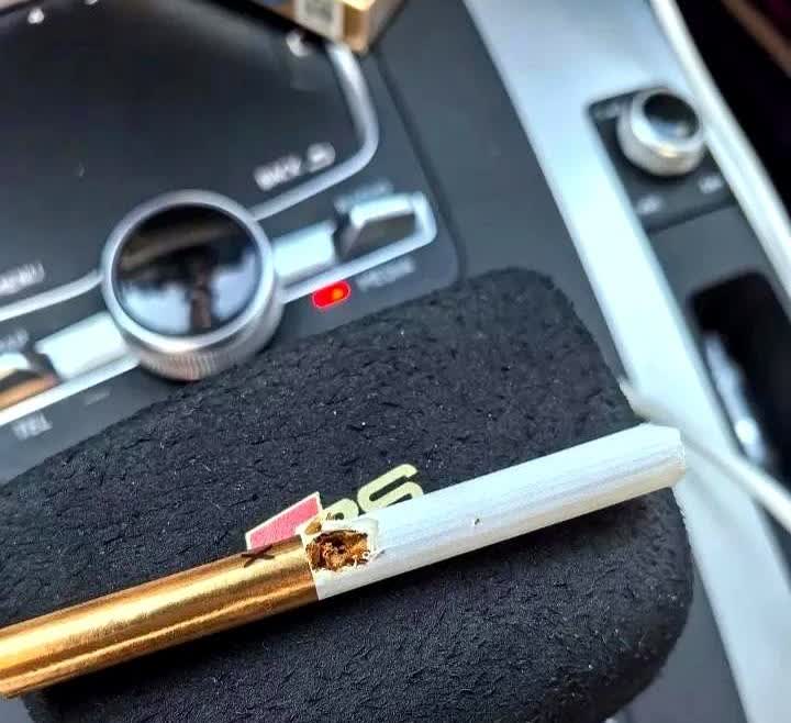 前阵子往车里放了包烟，想着开车累了能解解乏。

结果过了两天，要用的时候发现