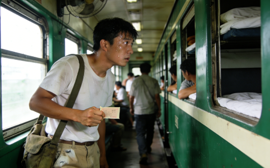93年，我把我的卧铺票让给带孩子的孕妇，她临走时递给我一张纸条：半年后来找我，兴许能帮上你