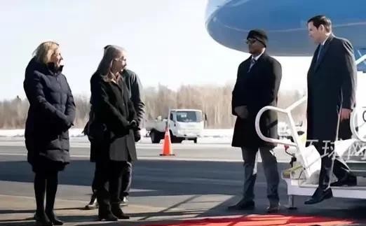 卢比奥在加拿大遭遇袖珍红毯





我的天呐！这也太尴尬了吧！堂堂美国参议员卢