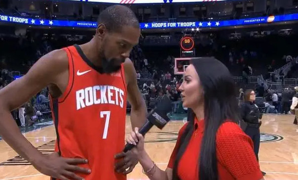 NBA常规赛结束后，谈到球队后卫谢泼德的出色表现，杜兰特在接受场边采访时说道：“