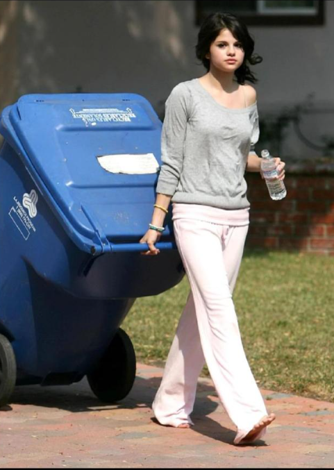 她竟然光着脚！不烫吗？

SelenaGomez 赛琳娜只是拖着垃圾桶随意的路过