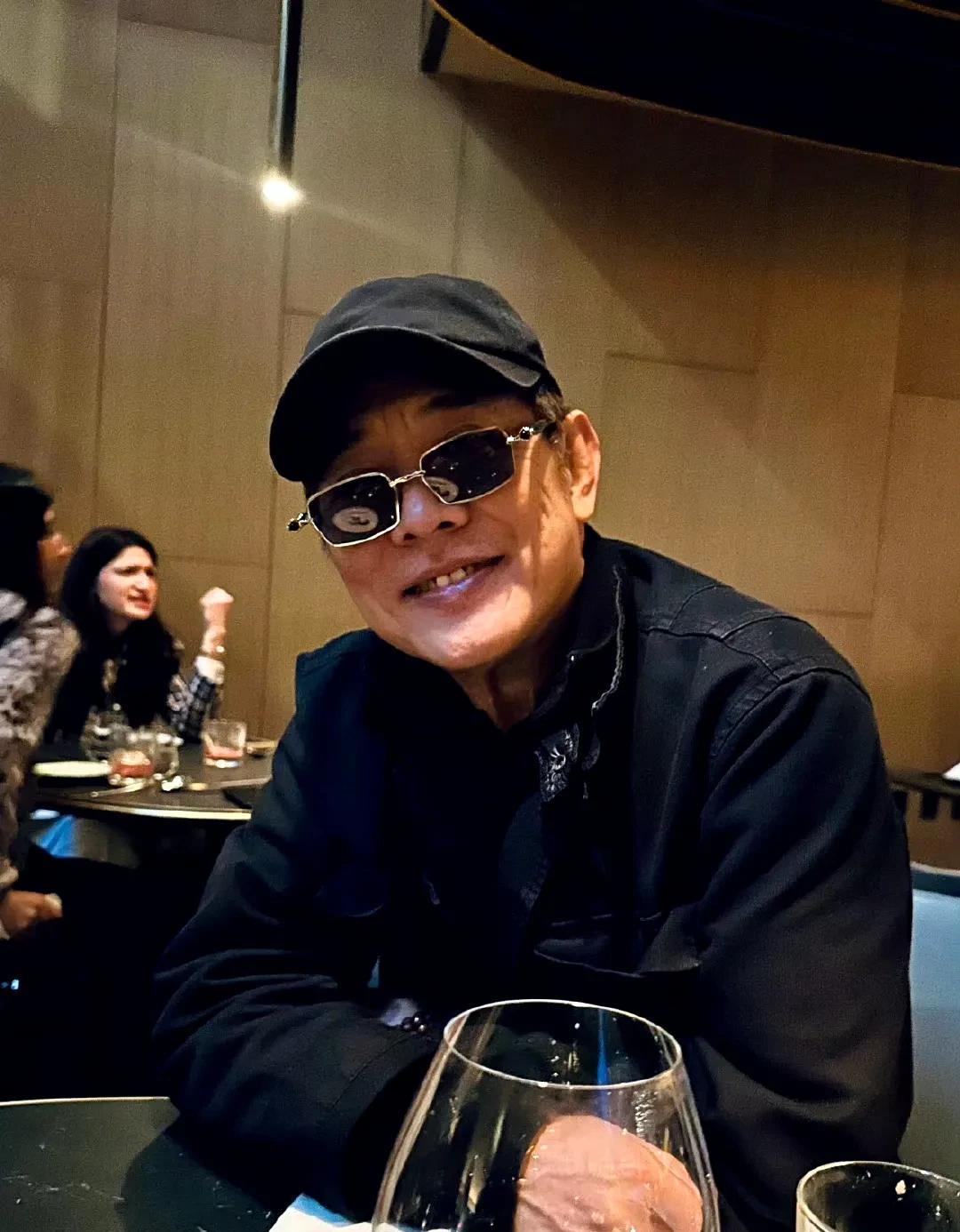 李连杰也会用墨镜遮挡老去的眼睛，李连杰参加女儿的毕业典礼，真不愧贵族学校，看起来