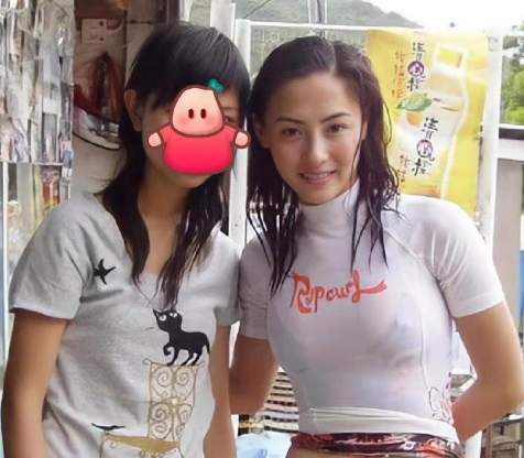 45岁张柏芝素颜生图刷屏皮肤白到发光。她早年凭玉女颜出圈，2025年机场菜场素颜