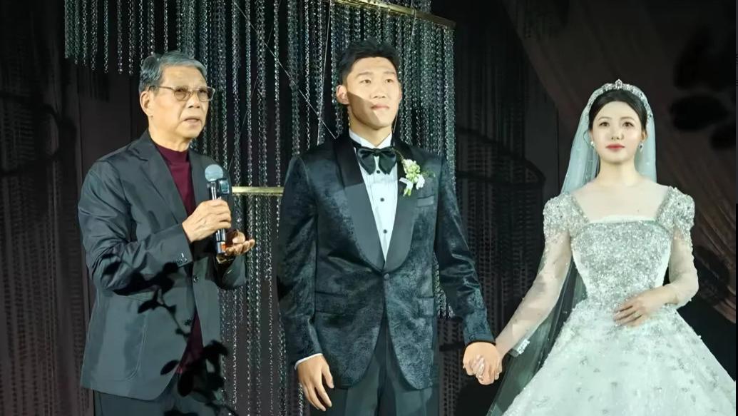 人生赢家！申花后卫朱辰杰大婚81岁恩师徐根宝证婚，申花奉上5年续约合同