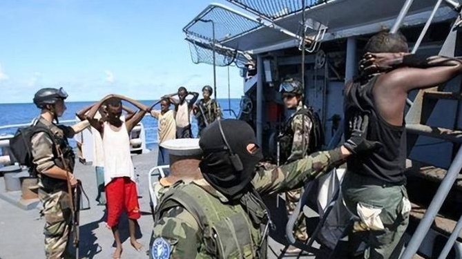 2010年，11名海盗劫持了俄罗斯邮轮，最终被生擒。



海盗头目嚣张地喊道：