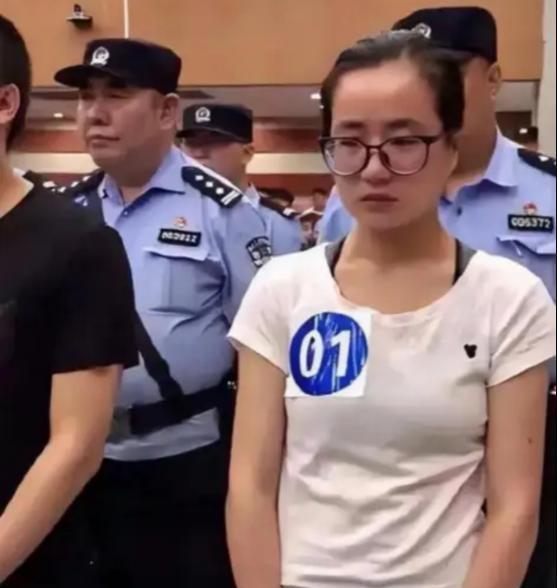 2019年，正在读硕士的杨春燕，在教室上课时被警方带走。老师一脸惊讶地说：“是不