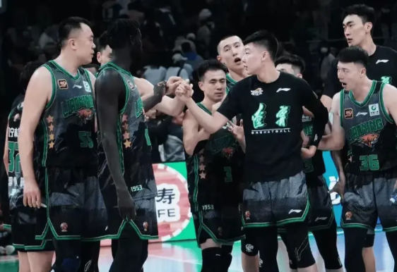 CBA常规赛四强名额之争，辽宁基本提前无缘，广东输同曦后彻底退出四强之战。

辽